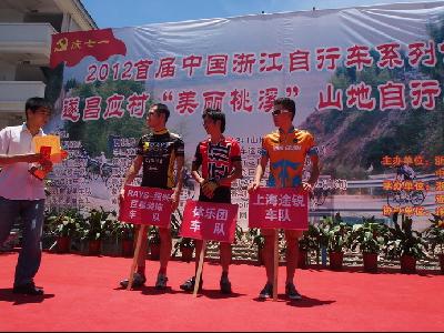 男子前3名获奖者的目光